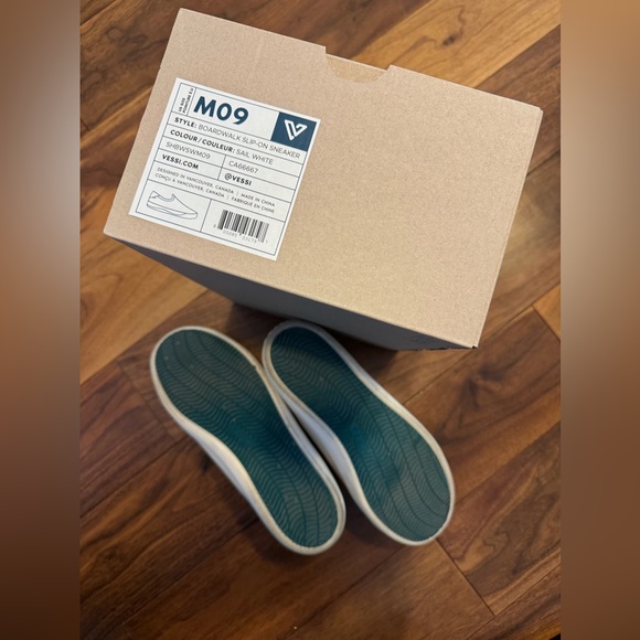 VESSI Vessie BOARDWALK SLIP-ON SNEAKER.  Worn for one week.  Size 9 - Picture 2 of 3